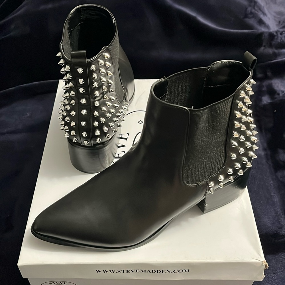 Stylish Steve Madden Chrome Spike back boots